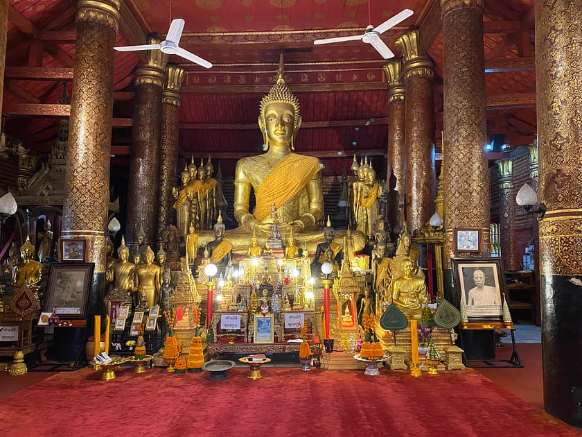 Estàtua del Buda dins del Wat Mai, un dels temples més importants de Luang Prabang, ideal per descobrir què fer a Luang Prabang