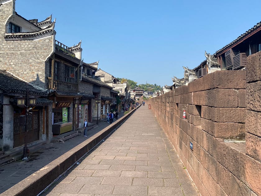 Vista panoràmica de la muralla antiga de Fenghuang amb arquitectura tradicional xinesa