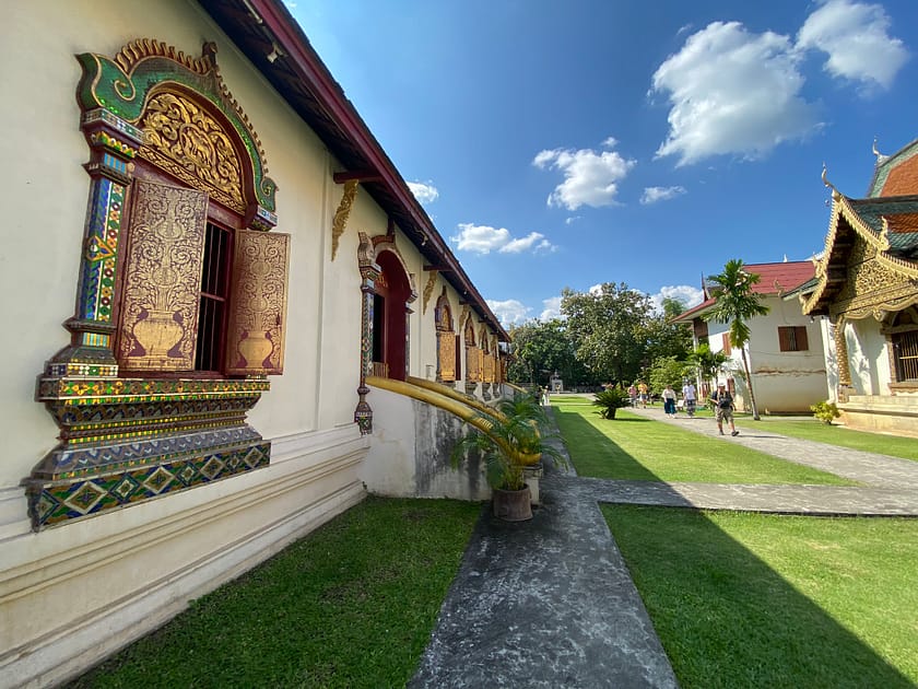 Exterior del Wat Lok Moli amb arquitectura Lanna i vegetació, temple històric de Chiang Mai