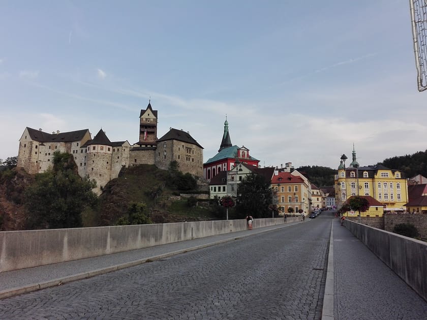 Vista del castell de Loket des del pont, amb el riu Ohře i les cases medievals