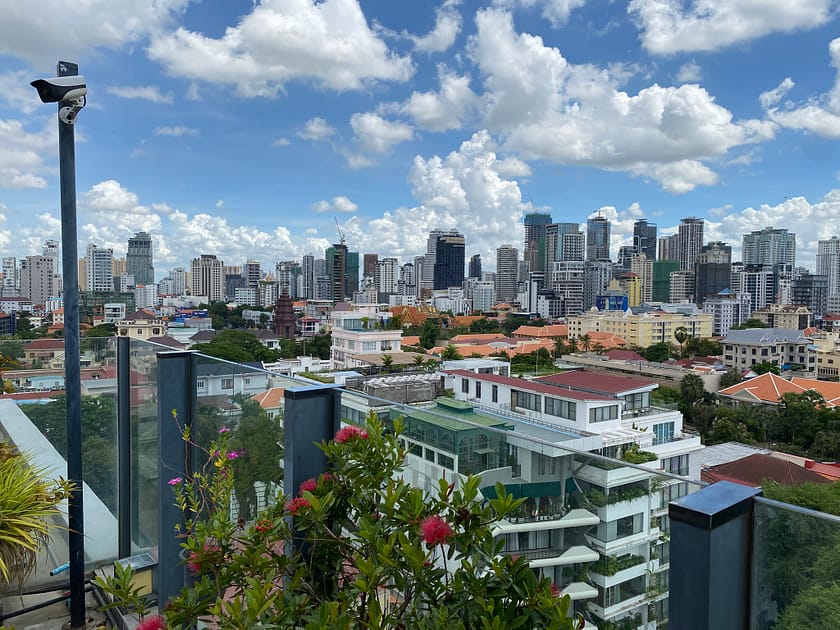 Skyline de Phnom Penh amb gratacels i edificis tradicionals al capvespre – Un dia a Phnom Penh