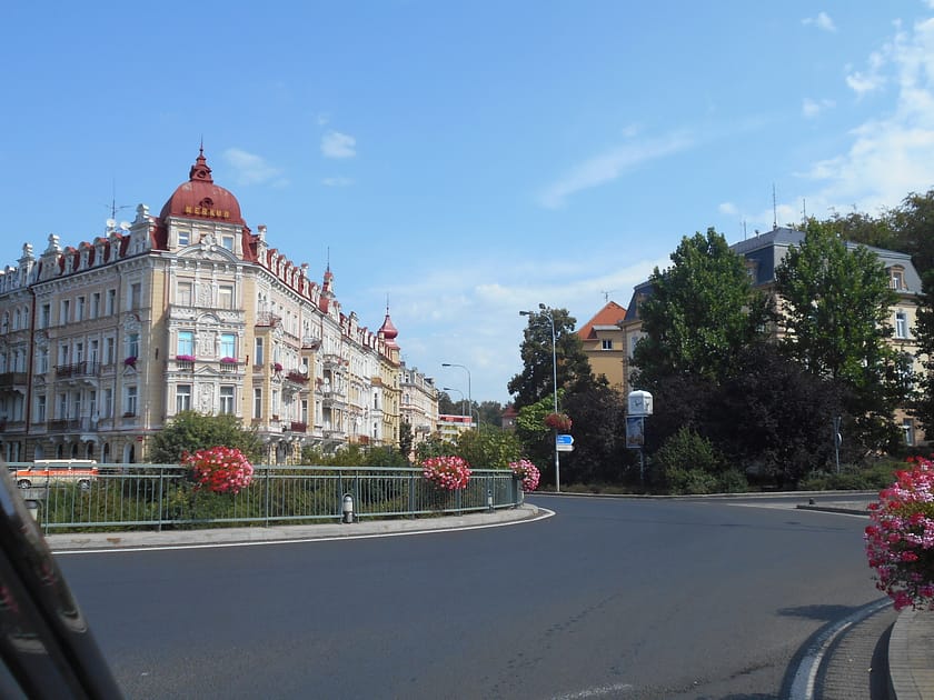 Vista de Karlovy Vary amb les columnates i les façanes acolorides del centre termal
