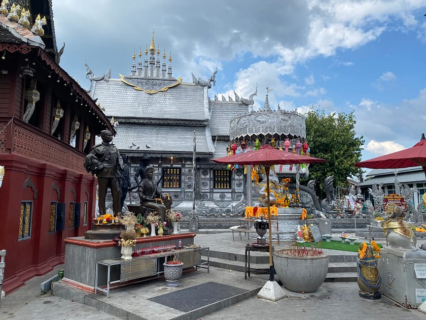 Exterior del Wat Sri Suphan, el Temple de Plata de Chiang Mai, amb gravats ornamentals en plata