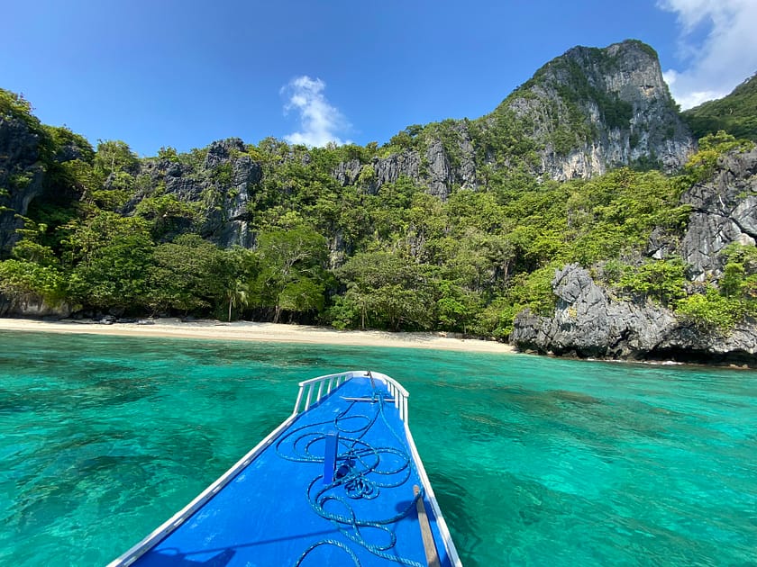 Sorra blanca i aigües turqueses a Paradise Beach durant l’island hopping a El Nido, envoltada de vegetació tropical.