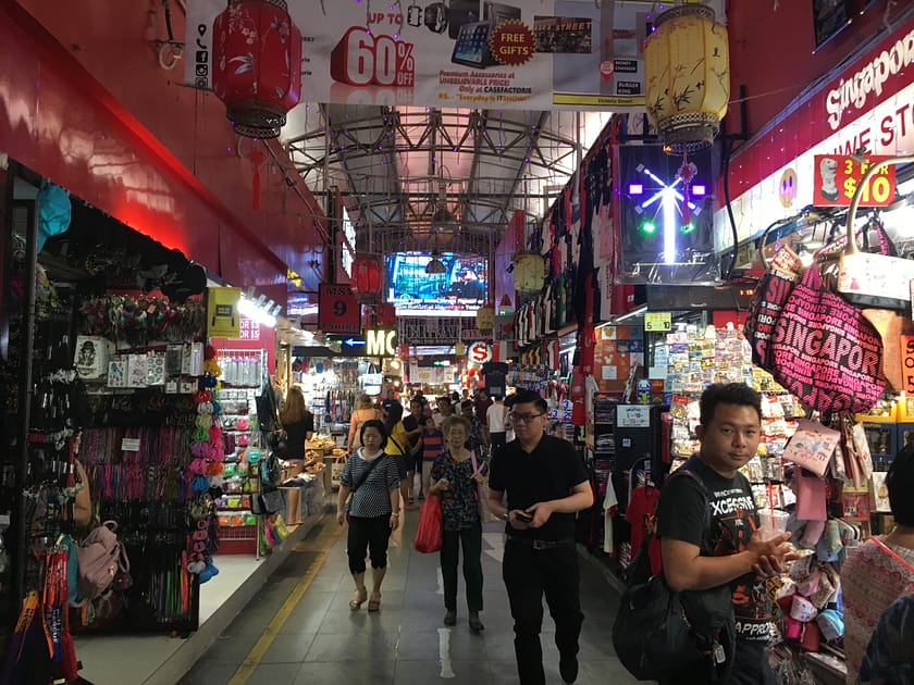 Interior del Tekka Centre a Singapur amb parades de menjar i roba tradicional índia