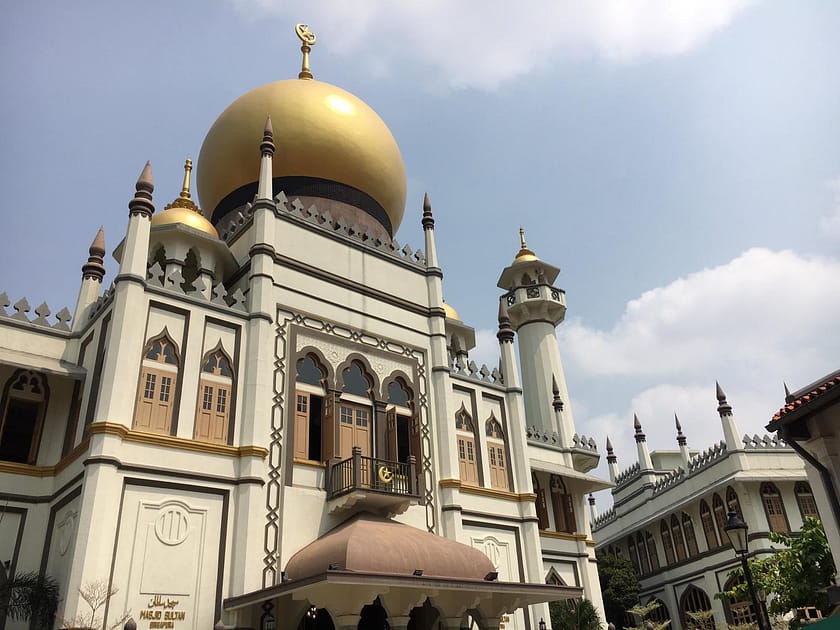 Cúpula daurada de la Mesquita del Sultà a Arab Street, Singapur, capturada durant un viatge cultural