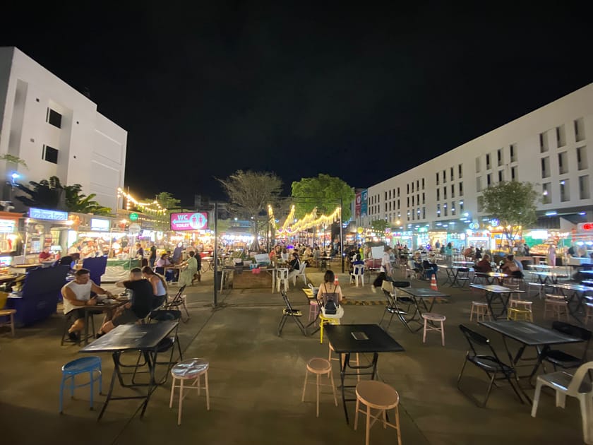 Ploen Ruedee Night Market de Chiang Mai amb parades de menjar i ambient festiu
