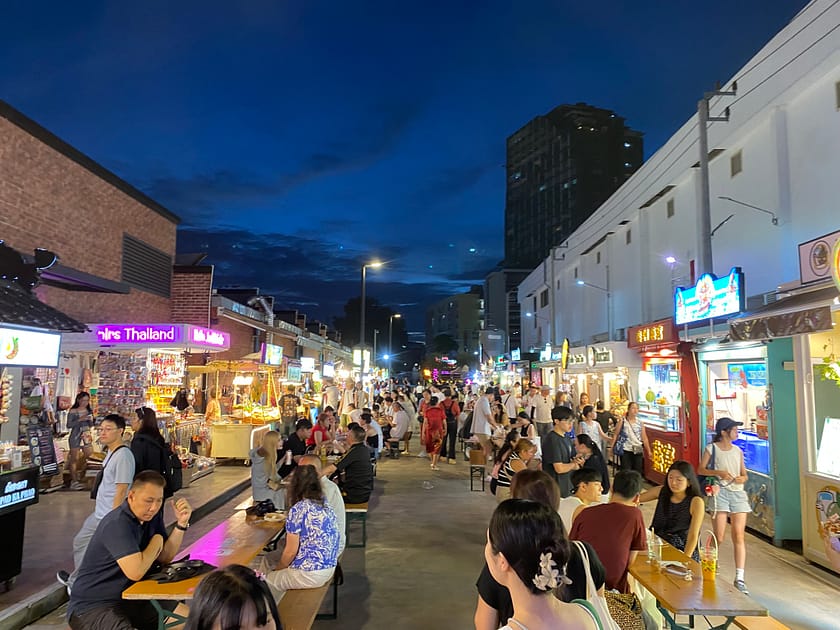 Ambient nocturn al mercat Jodd Fairs de Bangkok, amb llums, paradetes i gent passejant, durant la visita a Huai Khwang i Jodd Fairs.