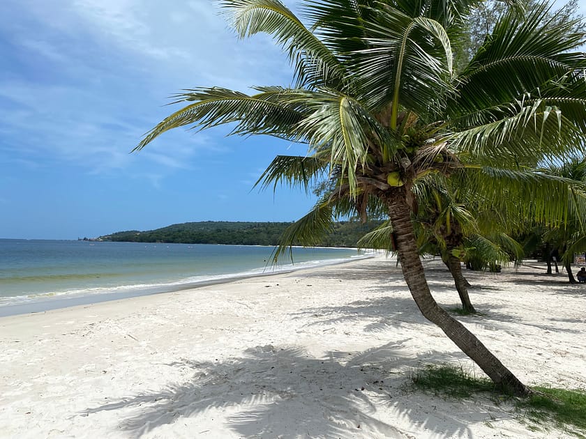 Vista de Pagoda Beach a Koh Rong, una platja de sorra blanca ideal per relaxar-se i descobrir què fer a Koh Rong