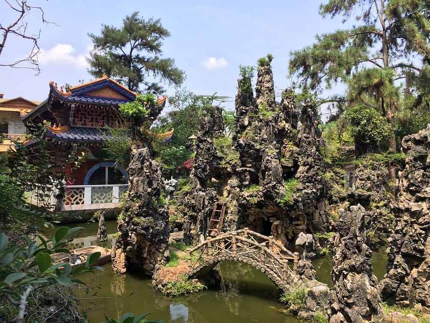 Ponts de fusta i muntanyes al jardí del Kek Lok Tong Temple – Què fer a Ipoh en un dia