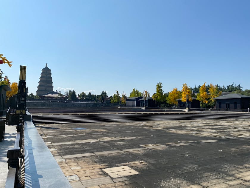 Gran Pagoda del Ganso Salvatge a Xi’an amb jardins verds i camins tranquils al seu voltant