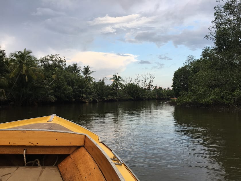 Barca navegant pel riu Brunei durant el safari fluvial a Bandar Seri Begawan