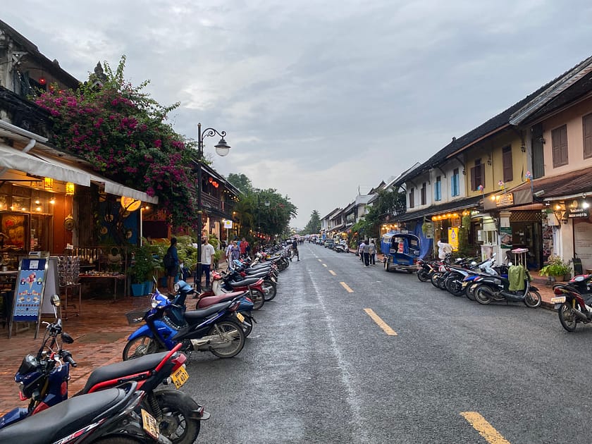 Carrer Sisavangvong a Luang Prabang, ple de vida local, mercats i temples, ideal per descobrir què fer a Luang Prabang