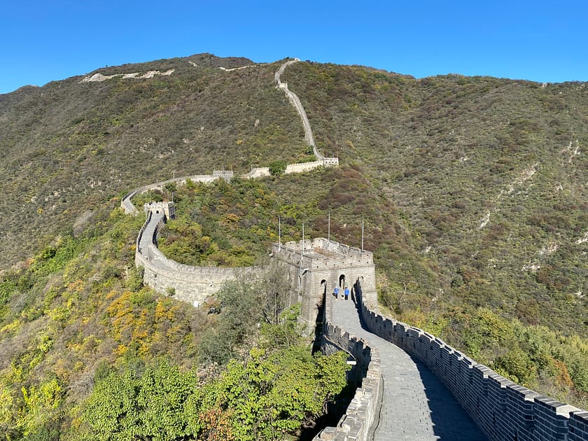 Muralla Xina a Mutianyu envoltada de boira amb torres de vigilància entre muntanyes