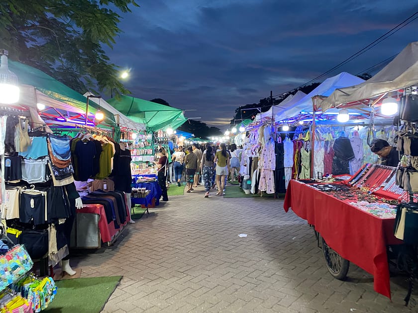 Mercat nocturn al Chao Anouvong Park amb llums i parades – Què fer a Vientiane