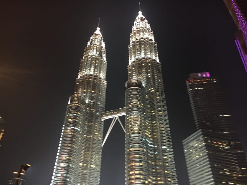 Torres Petronas de nit amb llums enceses, símbol icònic de Kuala Lumpur en un dia