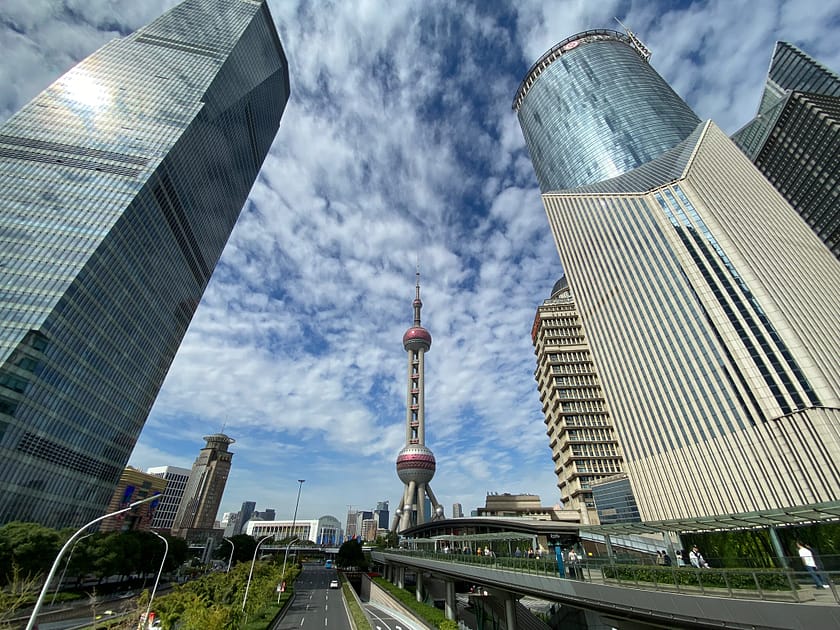 Vista de la Torre de Shanghai des de les passarel·les exteriors amb el cel urbà de fons