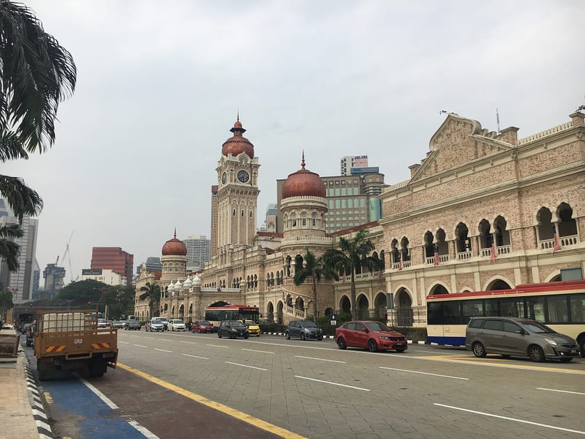 Avinguda principal de Kuala Lumpur amb edificis moderns i trànsit, part de la ruta urbana de Kuala Lumpur en un dia