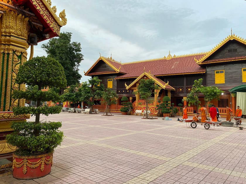 Passadissos del temple Wat That Luang Tai amb arquitectura tradicional – Què fer a Vientiane