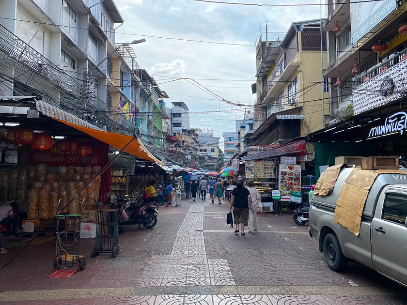 Carrer animat a prop de Chinatown durant un dia a Bangkok