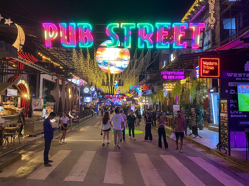 Ambient nocturn a Pub Street amb llums i gent – Què fer a Siem Reap