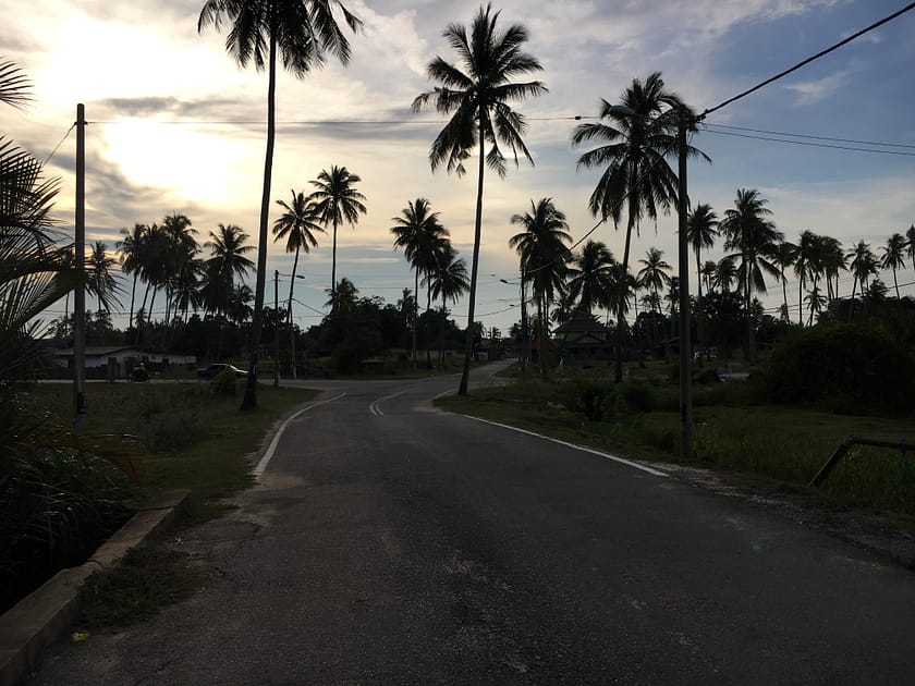 Carrer de Kuala Terengganu amb arquitectura tradicional i ambient matinal