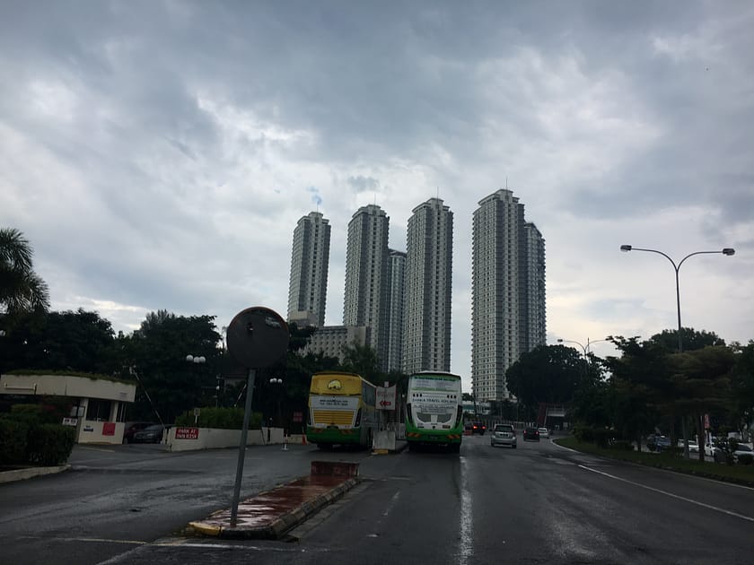 Edificis colonials i cases tradicionals al costat de la carretera a Penang.
