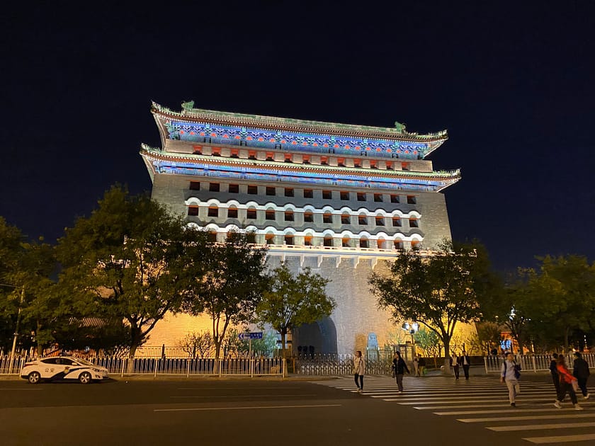 Porta d’accés a la plaça Tiananmen il·luminada de nit amb arquitectura tradicional xinesa