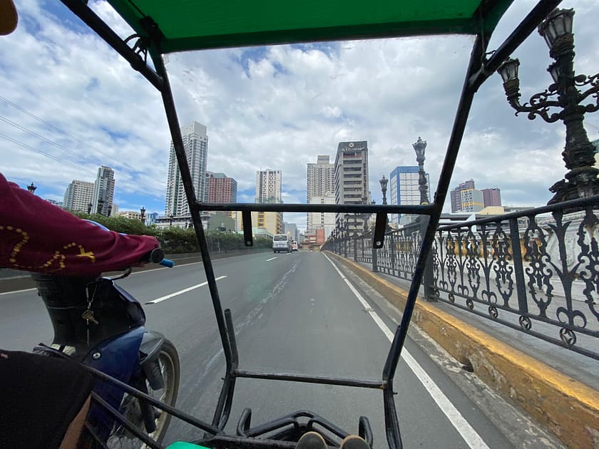 Tuk-tuk circulant pels carrers de Manila en direcció a Chinatown