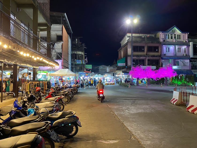 Estació d’autobusos de Chiang Rai de nit, després del trajecte des de Chiang Mai