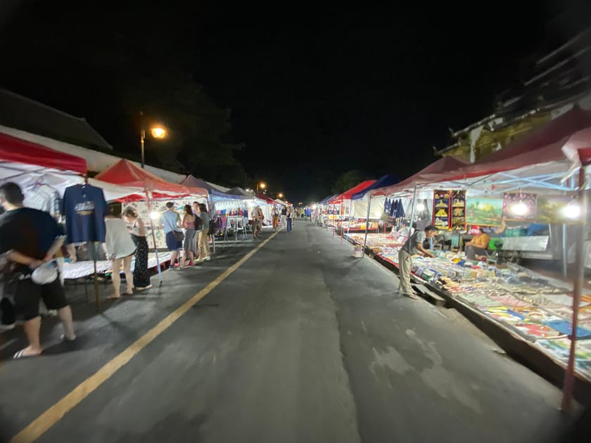 Mercat nocturn al carrer Sisavangvong de Luang Prabang, ple de parades d’artesania i menjar local, una activitat imprescindible per descobrir què fer a Luang Prabang
