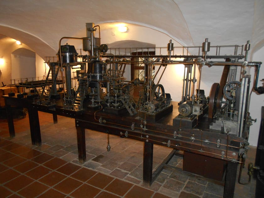 Interior del Museu de la Cervesa de Pilsen, amb elements històrics i eines tradicionals