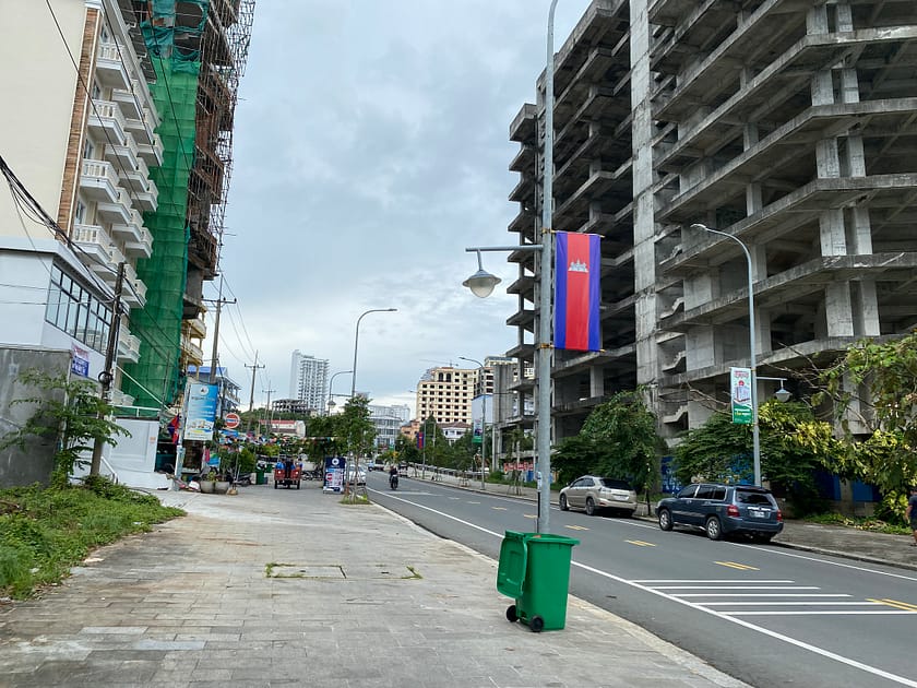 Carrer de Sihanoukville amb edificis desordenats i ambient urbà, capturat durant un dia a Sihanoukville