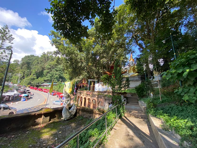 Zona d’aparcament amb vistes a la muntanya i temples al Wat Phra That Doi Suthep