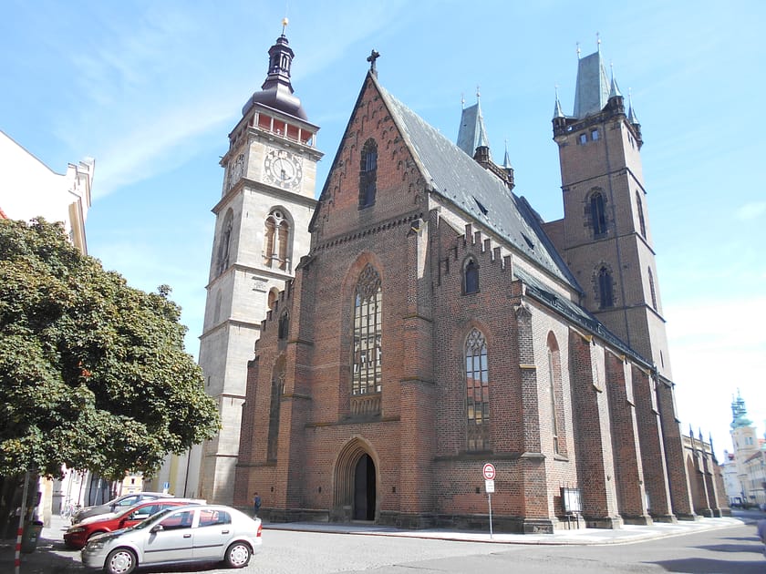 Església o catedral de Hradec Králové amb la façana gòtica al centre històric