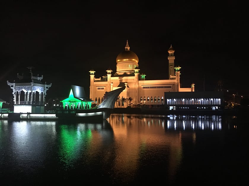 Mesquita Sultan Omar Ali Saifuddien il·luminada de nit a Bandar Seri Begawan