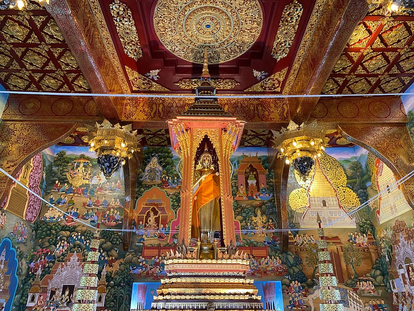 Altar del Wat Sri Suphan, envoltat per un arbre sagrat, un espai sagrat on les dones no poden accedir