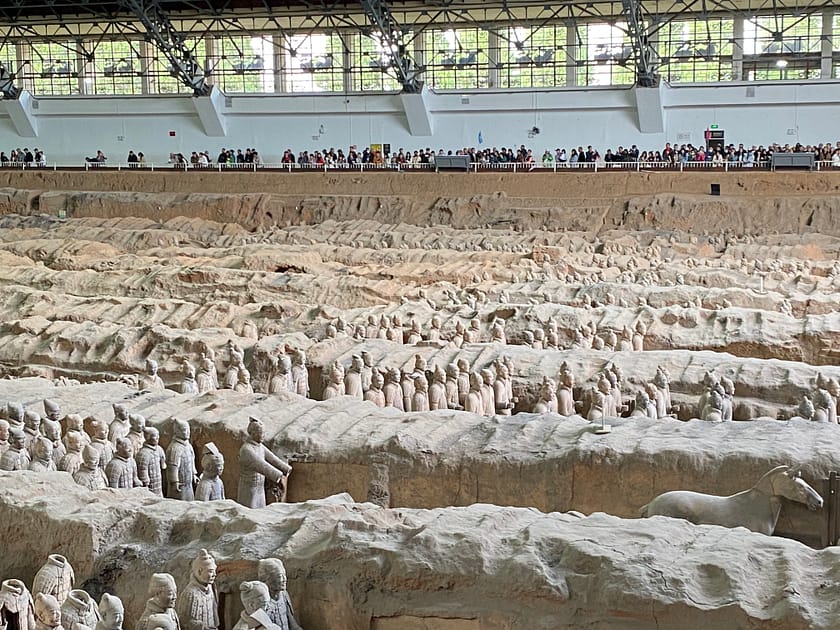 Guerrers de terracota al Pavelló 3 de Xi’an en formació cerimonial dins la fossa arqueològica