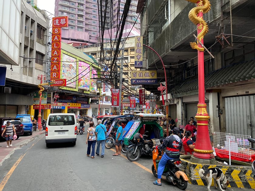 Carrer animat de Chinatown amb fanalets vermells i comerços locals a Manila