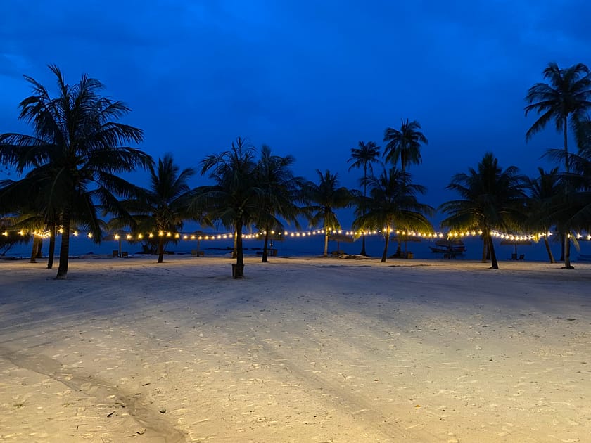 Llumetes de nit a la platja de Koh Rong, reflexos màgics del fitoplàncton bioluminescent, una experiència única dins de què fer a Koh Rong