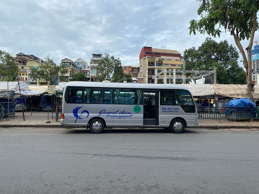 Bus de la companyia Giant Ibis esperant a Phnom Penh per sortir cap a Sihanoukville, punt de partida per descobrir què fer a Koh Rong