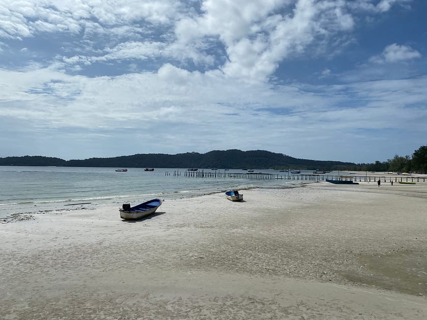 Alice Beach a la tarda amb llum daurada i mar tranquil, escenari ideal per qui descobreix com anar a Bantayan