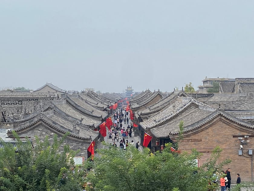 Carrers empedrats de Pingyao amb arquitectura tradicional xinesa i comerços locals