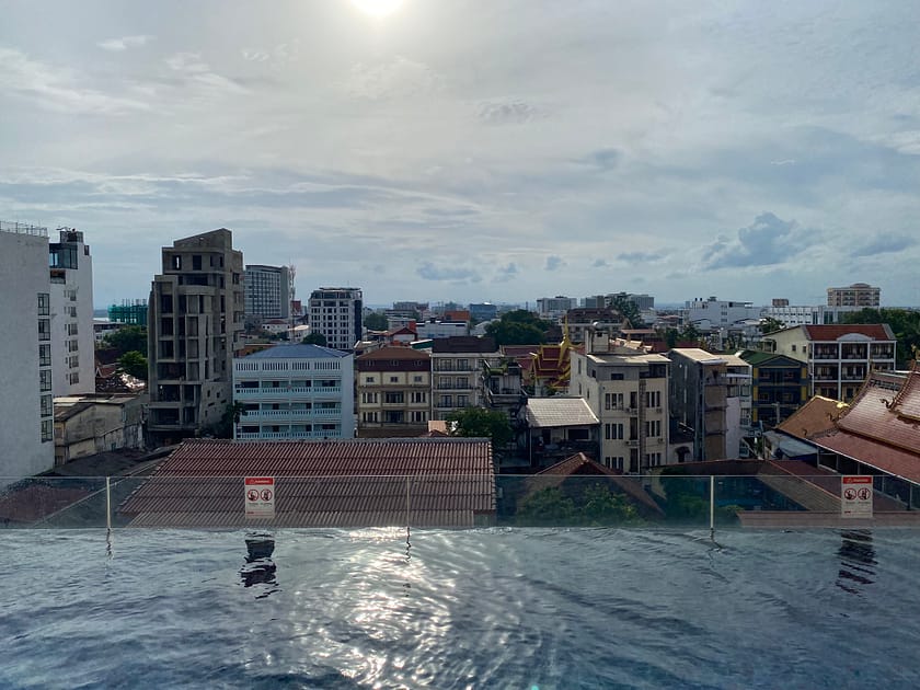 Piscina de l’hotel Mintra a Vientiane amb vistes relaxants – Què fer a Vientiane