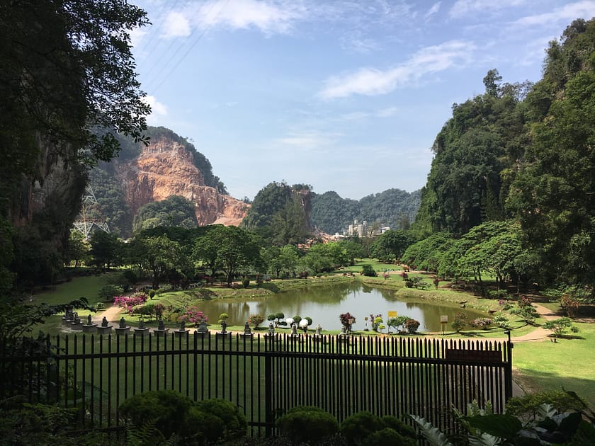 Interior del Kek Lok Tong Temple amb vistes al llac i jardins zen – Què fer a Ipoh en un dia