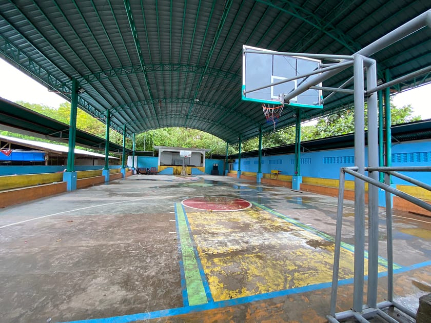 Pista de bàsquet molla a Malapascua després de la pluja