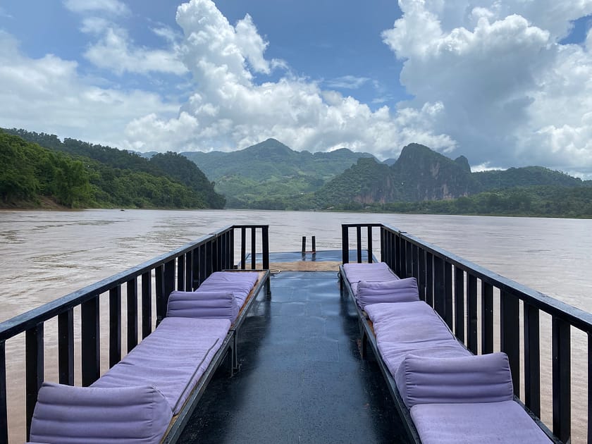 Barca tradicional navegant pel riu Mekong prop de Luang Prabang, una experiència paisatgística i cultural per descobrir què fer a Luang Prabang