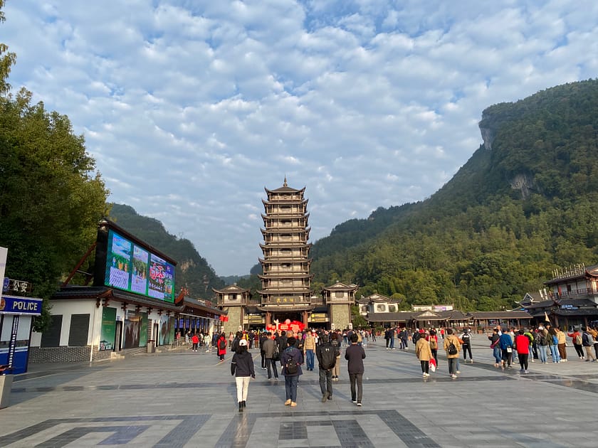 Entrada principal del Parc Nacional de Zhangjiajie per Wulingyuan amb visitants i rètols informatius