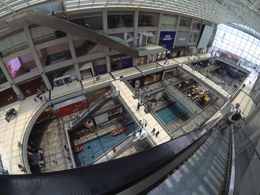 Interior del centre comercial The Shoppes a Marina Bay Sands amb canal i arquitectura moderna