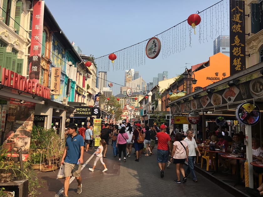 Carrers de Chinatown a Singapur amb farolins vermells, botigues tradicionals i arquitectura xinesa durant un viatge cultural
